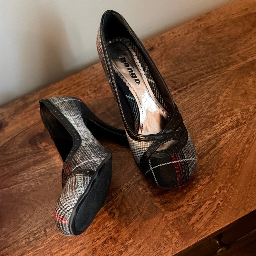 BONGO Women's Checkered Heels - Black and Red